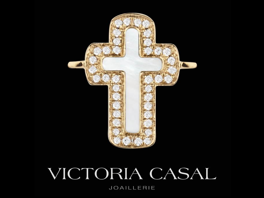 Croix en or jaune 18 carats en nacre